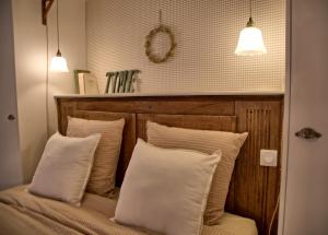 a room with a bed with white pillows at Gîte le Grenier GRAY in Gray