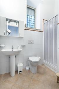 ein weißes Badezimmer mit Waschbecken und Toilette in der Unterkunft villa Sun in Alcamo