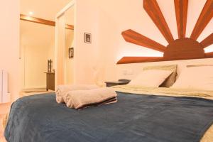 Postel nebo postele na pokoji v ubytování Maison de charme avec 4 couchages beau village + 8 fotografií
