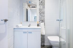 Et badeværelse på Apartamento Coral + 19 billeder