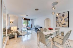 Un comedor y una sala de estar con mesa y sillas. en 3 Bed Apartment In Benahavis, en Benahavís