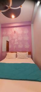Postel nebo postele na pokoji v ubytování Shiv Niketan Guest House 200mtr from Shri Ram mandir