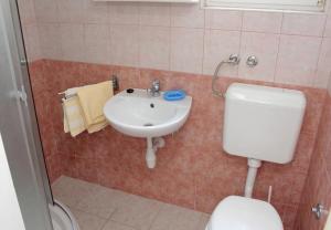 un baño con inodoro y lavabo en Apartments Vinko, en Vir 25 fotos más