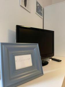 Televízia a/alebo spoločenská miestnosť v ubytovaní Smile's Home
