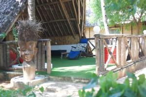 eine Statue eines Kopfes in der Mitte eines Hofes in der Unterkunft Charming Cottage in Chumani, Kilifi County in Roka