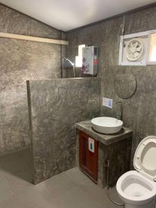 ein Badezimmer mit Waschbecken und Toilette in der Unterkunft DC Farm House in Ban Huai Khai