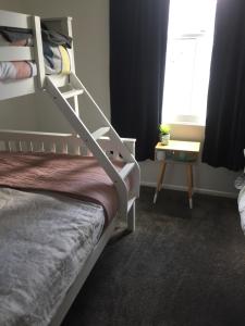 Postel nebo postele na pokoji v ubytování Ohakune Getaway