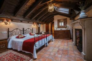 a bedroom with a large bed in a room at El Desvan Del Brigante in Lerma