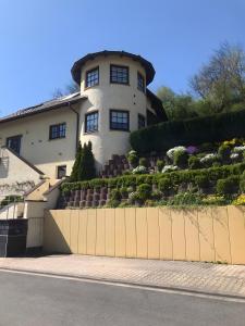 a house with a retaining wall with plants on it at Gemütliche Einliegerwohnung in Imsbach