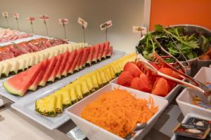 ein Buffet mit vielen verschiedenen Obst- und Gemüsesorten in der Unterkunft Acta Sant Just in Sant Just Desvern
