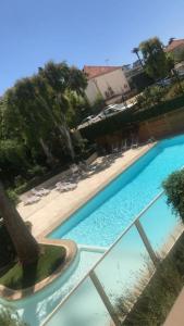 Afbeelding uit fotogalerij van Cap d'Antibes two-bedroom apartment with parking swimming pool and AC in Antibes