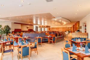Ein Restaurant oder anderes Speiselokal in der Unterkunft Arkona Strandhotel 