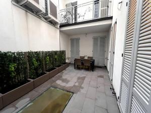 a small courtyard with a table and a dining room at Bosazza 20 in Parma