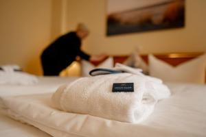 Ein Bett oder Betten in einem Zimmer der Unterkunft Arkona Strandhotel