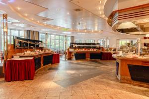 Ein Restaurant oder anderes Speiselokal in der Unterkunft Arkona Strandhotel 