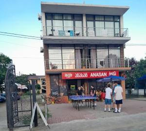 un gruppo di persone in piedi fuori da un edificio di LUKA a Kobuleti