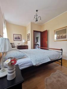 Ένα ή περισσότερα κρεβάτια σε δωμάτιο στο Ground floor homey apartment in a country home