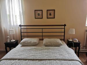 Ένα ή περισσότερα κρεβάτια σε δωμάτιο στο Ground floor homey apartment in a country home