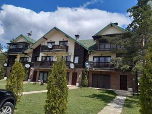 una grande casa con orologi sui lati di Apartman Jana b a Divčibare