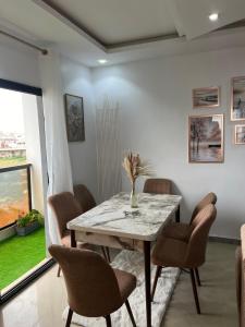 NgorにあるÉlégance appart Ngor 4eme étageのテーブルと椅子のあるダイニングルーム