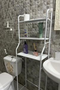 NgorにあるÉlégance appart Ngor 4eme étageのトイレと洗面台のあるバスルーム +34枚の写真