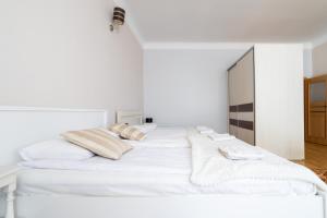 Posteľ alebo postele v izbe v ubytovaní Victus Apartamenty, Apartament Harmony