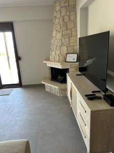 Televízia a/alebo spoločenská miestnosť v ubytovaní Kriopigi Paradise