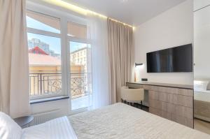 Giường trong phòng chung tại Petrovdom 02-76B Luxury Living in RC Pechersk Plaza, Mykhaila Boichuka 19-А +88 ảnh
