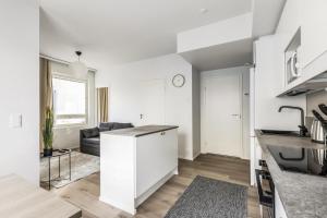 Η κουζίνα ή μικρή κουζίνα στο Kotimaailma Apartments - New apartment with balcony for 5