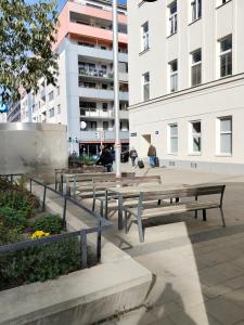 维也纳Favorit-Rooms Direkt Metro-U1 best connection to Centralstation and City-Center的一群长凳在建筑物前