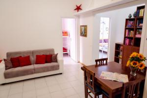 ein Wohnzimmer mit einer Couch und einem Tisch in der Unterkunft Casa Gaby in Rom