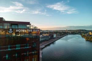 un fiume con un cartello che legge l'hotel sul molo di Clarion Hotel The Pier a Göteborg