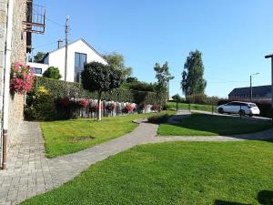 Aed väljaspool majutusasutust Bastogne Maison de vacances avec sauna
