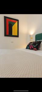 ソレントにあるScalinatella luxury roomのベッド1台(枕付) +1枚の写真