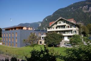 um grande edifício em frente a uma montanha em Backpackers Villa Sonnenhof - Hostel Interlaken em Interlaken