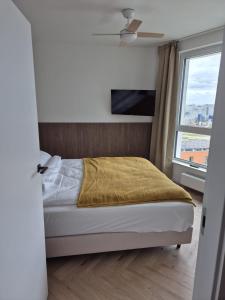 a bedroom with a bed and a window at Gorski Apartamenty Gdynia in Gdynia