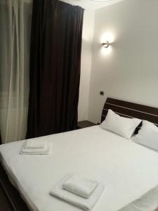 um quarto com uma cama com duas toalhas em Apartament Verona em Constança