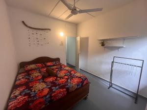 Una cama o camas en una habitación de The Drop In Madiha I Double Bedroom with private Bathroom