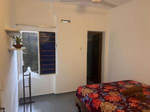 Una cama o camas en una habitación de The Drop In Madiha I Double Bedroom with private Bathroom