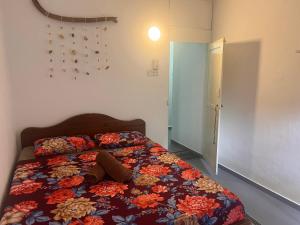 Una cama o camas en una habitación de The Drop In Madiha I Double Bedroom with private Bathroom