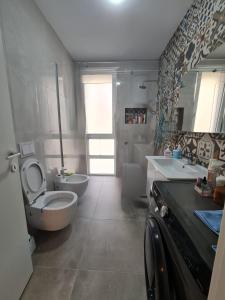 Bilik mandi di Rozana's sweet home, San Pietro, Gjiri i Lalzit +11 gambar