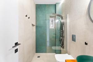 Un baño con ducha, inodoro y lavabo. en Annasa Fine Living Villa Suites, en Nauplia 102 fotos más