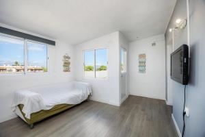 坎帕斯蒂利亚Mallorca Rooms Can Pastilla的一间带床和平板电视的卧室