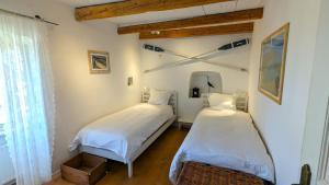 Un pat sau paturi într-o cameră la PAVI APARTMENTS Romantic Stone House K13