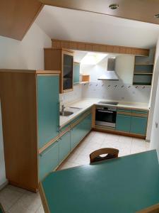 Kuchyň nebo kuchyňský kout v ubytování Monteurwohnung , 4 Schlafzimmer, 130qm, Balkon, einzige Wohneinheit im Haus, Parkplatz