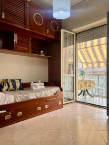 een slaapkamer met een bed en een glazen schuifdeur bij Jordan Home FREE CONCIERG SERVICE in Napels