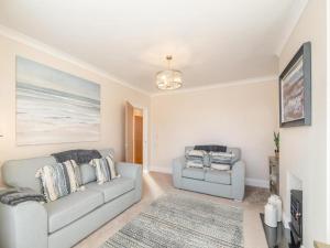Una sala de estar con dos sofás y un televisor. en Edie' Bungalow, en Bridlington
