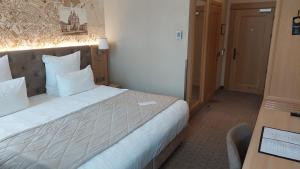 Cama ou camas em um quarto em CALVARY Hotel & Restaurant Vilnius