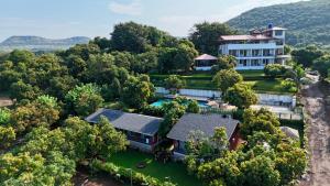 una vista aérea de una casa con árboles en Grand Ambience Resort, en Diveagar