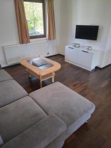 Televízia a/alebo spoločenská miestnosť v ubytovaní Ferienwohnung Anton